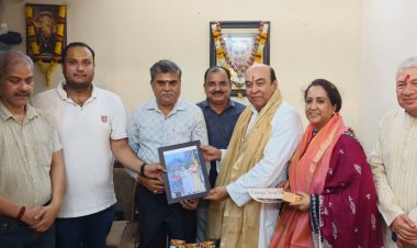 बिहार के राज्यपाल लेफ्टिनेंट जनरल सैयद अता हसनैन काशी में गंगा आरती देख अभिभूत हुए