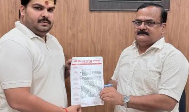 चुनाव कराइए-गर्भगृह में रील-वीडियो पर रोक लगाइए, सीएम योगी से शिकायत करेगा पंडा समाज