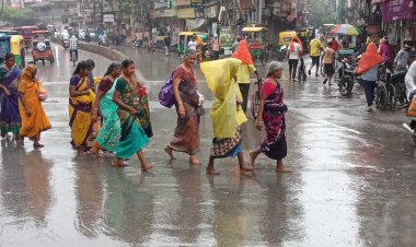 मानसून की पहली दस्तक में ही वाराणसी में जलभराव, कचहरी पर भी जूझते दिखे अधिवक्ता
