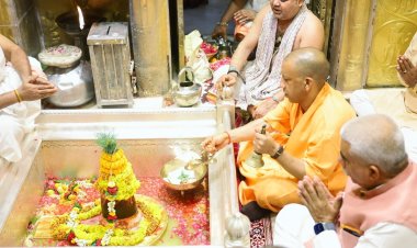 मुख्यमंत्री योगी ने बाबा विश्वनाथ के दरबार में लगाई हाजिरी, ज्योर्तिलिंग की विधिवत आराधना की