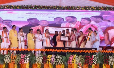 मुख्यमंत्री योगी ने लाभार्थियों को बांटी सौगात, नियुक्ति पत्र, चेक, चाबी और प्रमाणपत्र सौंपे