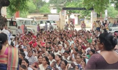 आशा कार्यकर्ताओं ने मांगों को लेकर किया प्रदर्शन, नगर मजिस्ट्रेट को सौंपा 10 सूत्रीय ज्ञापन