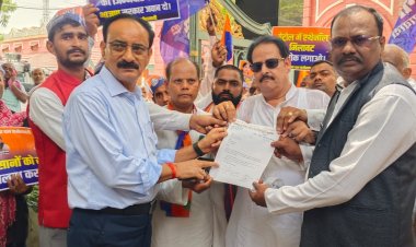 किसानों की समस्याओं को लेकर अपना दल (कमेरावादी) का प्रदर्शन, राज्यपाल के नाम नगर मजिस्ट्रेट को सौंपा ज्ञापन