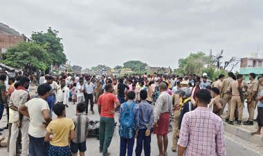 बेकाबू ट्रक घर के बाहर सो रहे लोगों पर चढ़ा, तीन की मौत