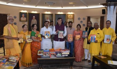 केवल शब्दों को पढ़ने का नहीं, उन्हें आत्मसात करने का भी काम किया जाए : सतीश महाना