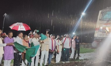 लूसा स्टेशन पर मूरी एक्सप्रेस का ठहराव शुरू, हरी झंडी दिखाकर रवाना की गई ट्रेन