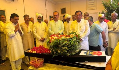 योगी के मंत्री असीम अरुण त्रिपुरा के दिवंगत डीजीपी अनुराग की अंतिम यात्रा में हुए शामिल, दी भावभीनी श्रद्धांजलि