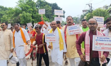 गो सम्मान अभियान के समर्थन में मीरजापुर से सौंपा गया ज्ञापन, लाखों हस्ताक्षरों के साथ 30 से अधिक मांगें रखीं