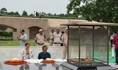 दिल्ली के राजघाट पहुंच कर सोनम वांगचुक व उनकी पत्नी ने गांधी जी को श्रद्धांजलि दी