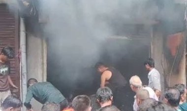 बांदा: गारमेंट्स दुकान में लगी भीषण आग, महिलाएं और बच्चे सुरक्षित रेस्क्यू