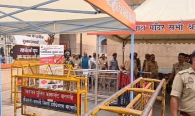 श्री काशी विश्वनाथ मंदिर में उपमुख्यमंत्री ब्रजेश पाठक ने लगाई हाजिरी