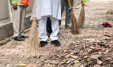 वार्ड प्रवास कार्यक्रम में विधायक डॉ. नीलकंठ ने झाड़ू लगाकर दिया स्वच्छता का संदेश