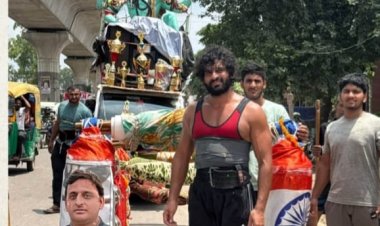 अखिलेश यादव के मुख्यमंत्री बनने की कामना लेकर 201 लीटर गंगाजल की कांवड़ यात्रा पर निकले पहलवान बॉबी यादव