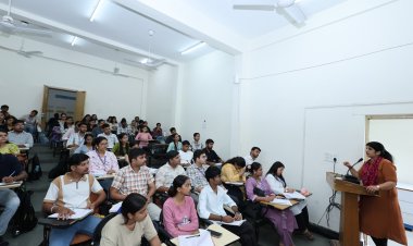 व्यावहारिक कार्यशालाएं छात्रों को मीडिया की वास्तविक चुनौतियों के लिए करती हैं तैयार : डॉ. दिवाकर अवस्थी