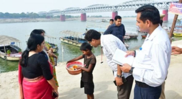 वाराणसी में गंगा के किनारे घाटों पर फूल माला बेचने वाले बच्चों की शिक्षा को लेकर चिंतित हुई राज्य मंत्री