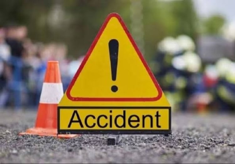 लखनऊ में सड़क किनारे खड़े ट्रक से टकराई कार, दो युवकों की मौत