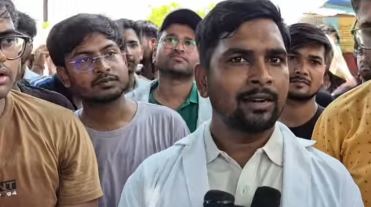 बिजली-पानी और हॉस्टल की समस्याओं पर फूटा मेडिकल छात्रों का गुस्सा, कॉलेज परिसर में दिया धरना