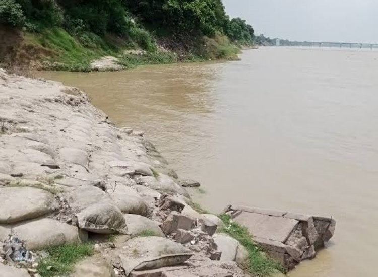 गंगा नदी में सीवर गिरने से भड़के मीरजापुर के 22 गांवाें के ग्रामीण, जिलाधिकारी काे दिया ज्ञापन