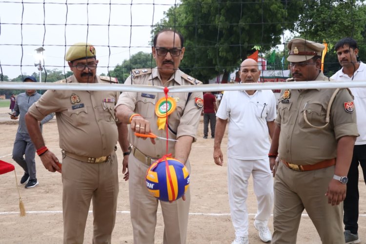 रिजर्व पुलिस लाइंस में 74वीं अंतरजनपदीय वॉलीबॉल क्लस्टर प्रतियोगिता शुरु, सात जनपदों के खिलाड़ी दिखा रहे दमखम