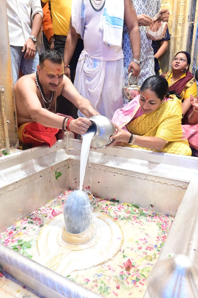 काशी में मुख्यमंत्री रेखा गुप्ता ने बाबा विश्वनाथ के श्रीचरणों में किया जलाभिषेक