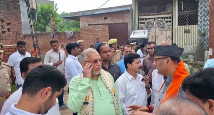 वाराणसी : रामनगर क्षेत्र में प्रभारी मंत्री सुरेश खन्ना ने किया निरीक्षण, अधिकारियों को नियमित स्वच्छता कराने के दिए निर्देश