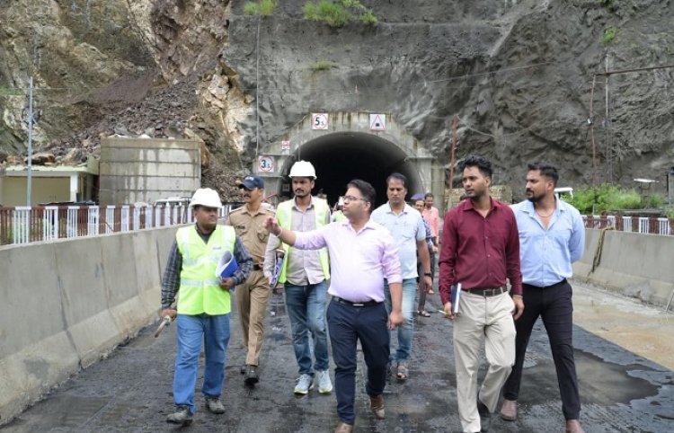 रुद्रप्रयाग में बाईपास टनल और सिल्ली भूस्खलन क्षेत्र का जिलाधिकारी ने किया निरीक्षण, सुरक्षा उपायों के निर्देश
