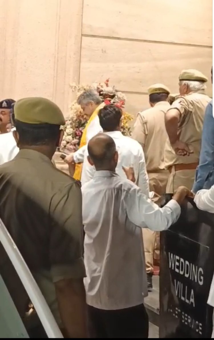 व्यापारी कल्याण दिवस के कार्यक्रम में बैंक्विट हॉल की लिफ्ट टूटकर गिरी, कई बड़े व्यापारी और भाजपा नेता फंसे, मुकदमा दर्ज