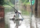 गोद में बच्चे, सामने जलभराव... पानी में डूबे रास्ते पर महिलाओं का फूटा गुस्सा, किया प्रदर्शन