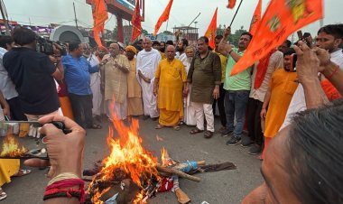 भगवा वेश में संसद प्रदर्शन के विरोध में अयोध्या के संतों का आक्रोश मार्च, राष्ट्रपति के नाम सौंपा ज्ञापन