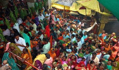 मीरजापुर : सावन के रविवार पर बड़ी शीतला माता धाम में उमड़ा आस्था का सैलाब, श्रद्धालु चुनरी, सिंदूर लेकर पहुंचे