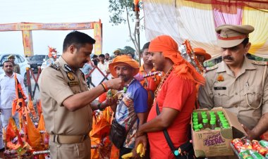 कांवड़ यात्रा: डीआईजी और मंडलायुक्त ने बांटे फल-प्रसाद, सुरक्षा इंतजामों का लिया जायजा