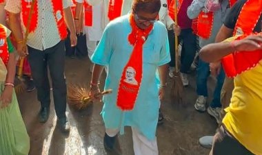 काशी विश्वनाथ मंडल में विधायक डॉ नीलकंठ तिवारी ने झाड़ू लगाकर किया स्वच्छता कार्य