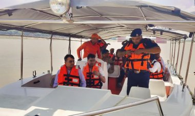 वाराणसी में गंगा-वरुणा उफान पर, बाढ़ की आशंका के बीच जिलाधिकारी ने NDRF नाव से किया निरीक्षण