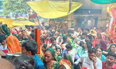 आठ महीने बाद शीतला धाम घाट पहुंचीं गंगा, हजारों भक्तों ने लगाई डुबकी