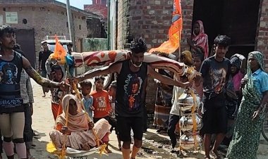 बेटे ने 105 वर्षीय मां को कांवड़ में बैठाकर कराया गंगा दर्शन, 200 किमी पैदल चलकर पहुंचा संभल