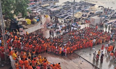 वाराणसी : सावन के दूसरे सोमवार जिलाधिकारी ने सड़क पर उतर कांवड़ियों से किया संवाद