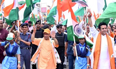 गोरखपुर : मुख्यमंत्री याेगी के नेतृत्व में निकाली गई तिरंगा यात्रा का पुष्पवर्षा से किया गया स्वागत , गूंजा राष्ट्र प्रथम का उद्घोष