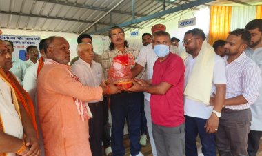 मीरजापुर: राज्य मंत्री हंसराज विश्वकर्मा ने टीबी मरीजों को दी पोषण पोटली