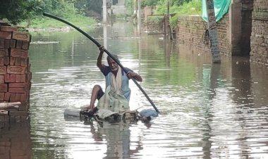 गोद में बच्चे, सामने जलभराव... पानी में डूबे रास्ते पर महिलाओं का फूटा गुस्सा, किया प्रदर्शन