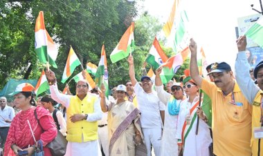 तिरंगा देश के गौरव, स्वाभिमान और एकता का प्रतीक : जिलाधिकारी