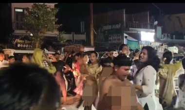 पुलिस चौकी के सामने किन्नरों ने किया नग्न प्रदर्शन
