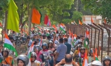 जौनपुर में तिरंगा यात्रा अभियान के तहत निकली विशाल बाइक रैली