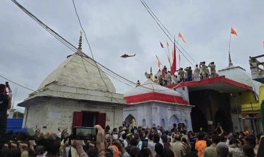 लोधेश्वर महादेवा में शिवभक्तों पर हेलीकॉप्टर से हुई पुष्पवर्षा