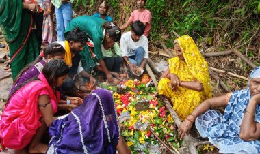 बाढ़ की वजह से मंदिर नहीं पहुंच सके भक्त तो नदी किनारे शिवलिंग स्थापित कर की पूजा
