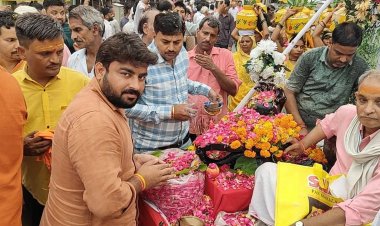 पुष्पवर्षा से हुआ शोभायात्रा का स्वागत, हर हर महादेव के जयकारे से गूंजा महोबा
