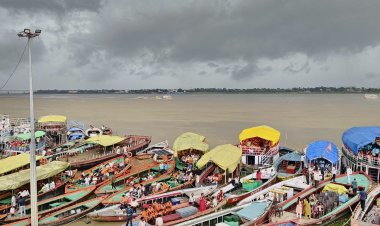 वाराणसी में गंगा ने रौद्र रूप धरा, चेतावनी बिंदु की ओर बढ़ चली लहरें