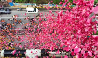 भव्य कांवड़यात्रा में मण्डलायुक्त और आईजी ने राजकीय हेलीकॉप्टर से की पुष्पवर्षा