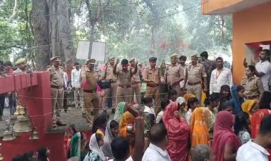 शिव मंदिरों में उमड़ी श्रद्धालुओं की भीड़, एसपी ने की पुष्पवर्षा।