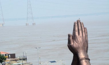 वाराणसी : नमो घाट की ऊपरी सीढ़ी तक पहुंचा बाढ़ का पानी, चेतावनी बिंदु से महज 28 सेमी दूर