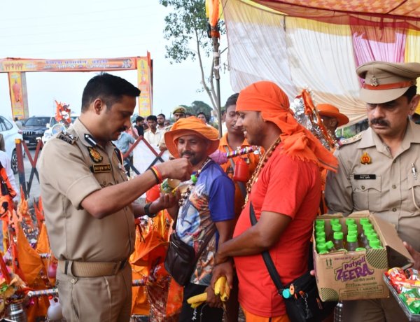 कांवड़ यात्रा: डीआईजी और मंडलायुक्त ने बांटे फल-प्रसाद, सुरक्षा इंतजामों का लिया जायजा